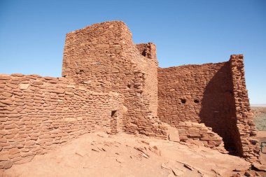 Wupatki Ulusal Anıtı, Flagstaff 'ın yaklaşık 30 mil kuzeyinde Little Colorado Nehri' nin batısındaki pitoresk yüksek çöl bölgesinde ve Navajo Kızılderili Bölgesi 'nde yer almaktadır. Yaklaşık 7000 feet yükseklikte, yüksek çöl la