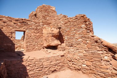 Wupatki Ulusal Anıtı, Flagstaff 'ın yaklaşık 30 mil kuzeyinde Little Colorado Nehri' nin batısındaki pitoresk yüksek çöl bölgesinde ve Navajo Kızılderili Bölgesi 'nde yer almaktadır. Yaklaşık 7000 feet yükseklikte, yüksek çöl la