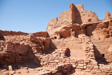 Wupatki Ulusal Anıtı, Flagstaff 'ın yaklaşık 30 mil kuzeyinde Little Colorado Nehri' nin batısındaki pitoresk yüksek çöl bölgesinde ve Navajo Kızılderili Bölgesi 'nde yer almaktadır. Yaklaşık 7000 feet yükseklikte, yüksek çöl la