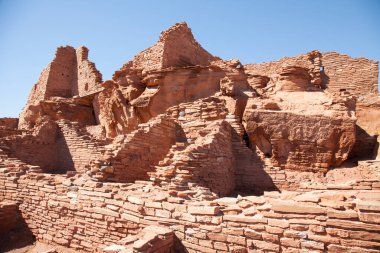 Wupatki Ulusal Anıtı, Flagstaff 'ın yaklaşık 30 mil kuzeyinde Little Colorado Nehri' nin batısındaki pitoresk yüksek çöl bölgesinde ve Navajo Kızılderili Bölgesi 'nde yer almaktadır. Yaklaşık 7000 feet yükseklikte, yüksek çöl la