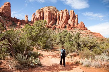 Sedona, Arizona 'daki Little Horse Trail' de yürüyüş yapan bir kadın.