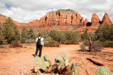 Sedona, Arizona 'da Little Horse Patikası' nda fil ve iki rahibeyle çölde yürüyen bir kadın yürüyüşçü.