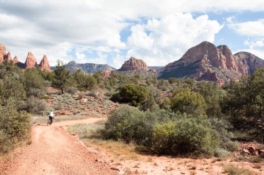 Sedona Arizona 'da dağ bisikletçisi.