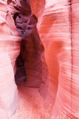 Sayfa Arizona 'daki slot kanyonuna giriş. Antilop Kanyonu X olarak bilinir.