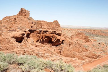 Wupatki Ulusal Anıtı, Flagstaff 'ın yaklaşık 30 mil kuzeyinde Little Colorado Nehri' nin batısındaki pitoresk yüksek çöl bölgesinde ve Navajo Kızılderili Bölgesi 'nde yer almaktadır. Yaklaşık 7000 feet yükseklikte, yüksek çöl la