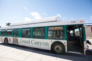 Grand Canyon Ulusal Parkı 'ndaki Village Route' da servis otobüsü.