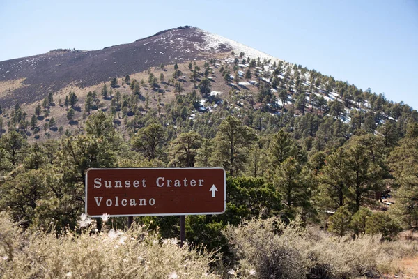 日落坑 Sunset Crater 是美国亚利桑那州弗拉格斯塔夫以北的一个煤渣锥 该陨石坑位于日落陨石坑火山国家纪念碑内 日落坑是一系列火山中最年轻的火山 与附近的旧金山P有关系 — 图库照片