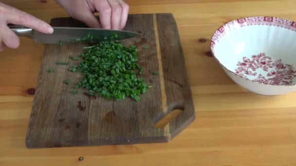 Gesneden Groene Uien Houten Snijplank Tafel — Stockvideo