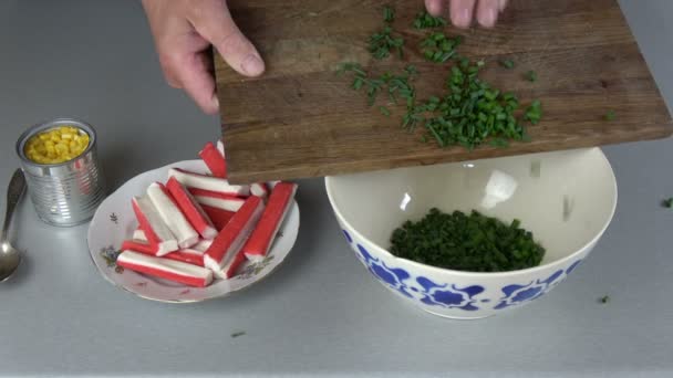 Geschnittene Krabbenstäbchen Auf Schneidebrett Küche — Stockvideo