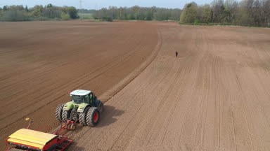 Ürün bahar çiftlik alanı, havadan görünümü üzerinde Ekim traktör