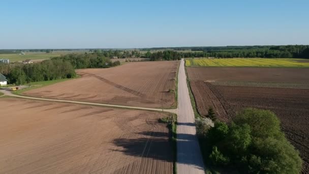 Весняний Час Пейзаж Гравійною Дорогою Сільськогосподарськими Полями Вигляд Повітря — стокове відео