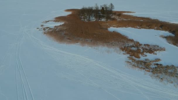 Drone Sopra Ghiaccio Nevoso Lago Isola Pieno Inverno Vista Aerea — Video Stock