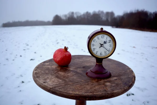 Winter Stilleven Met Granaatappel Oude Klok Cirkel Houten Retro Tafel — Stockfoto