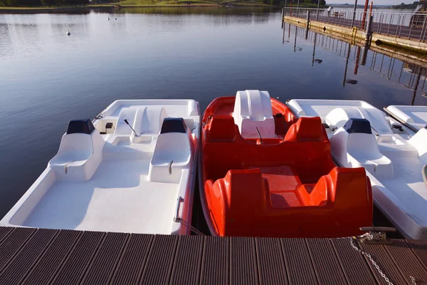 Rojo Blanco Nuevos Barcos Turísticos Plástico Agua Del Lago —  Fotos de Stock