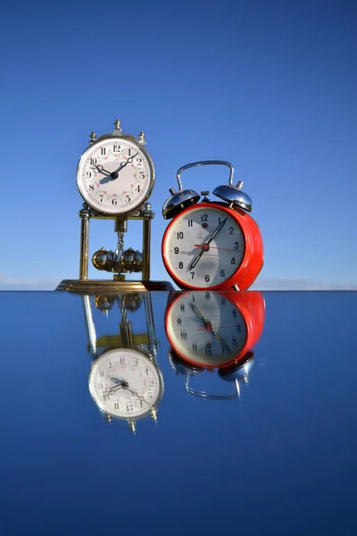 Zwei Alte Uhren Auf Spiegel Raum Auf Himmelshintergrund Und Spiegelungen — Stockfoto