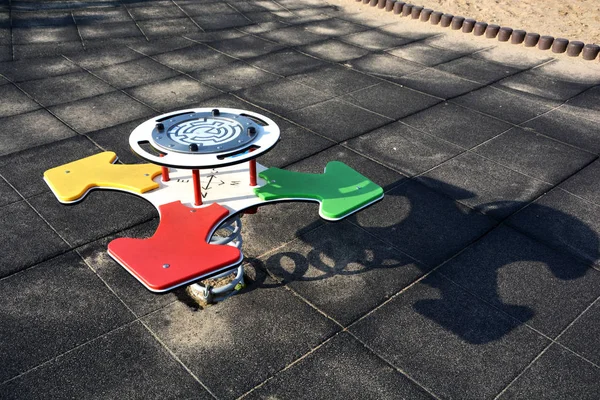 Kompass Buntes Spielzeug Auf Spielplatz Mit Himmelsrichtungen — Stockfoto