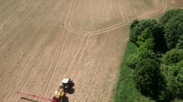 Ciągnik Wczesną Wiosną Rozpyleniu Dziedzinie Gruntów Rolnych Upraw Kapusty Widok — Wideo stockowe