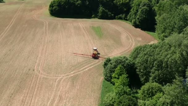Bauernhof Traktor Zeitigen Frühjahr Sprühen Getreidefeld Luftaufnahme — Stockvideo