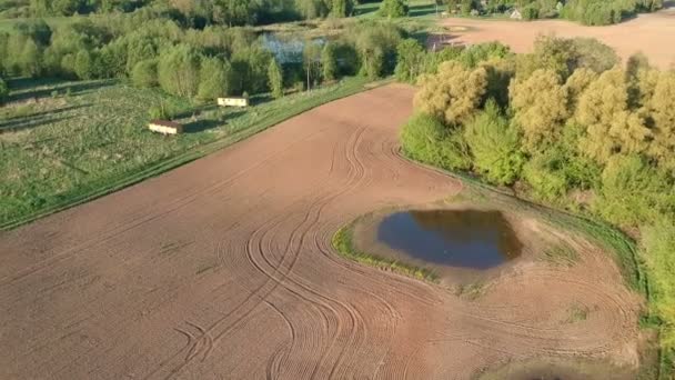 Våren Jordbruksmark Med Vattenpölar Och Två Bikupa Hus Hjul Flygfoto — Stockvideo