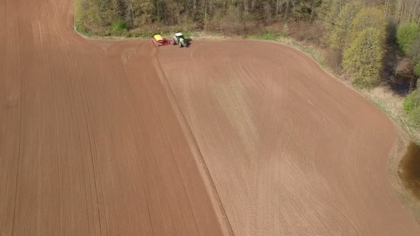 Ciągniki Rolnicze Siewu Pszenicy Wiosnę Gospodarstwa Pola Widok Lotu Ptaka — Wideo stockowe