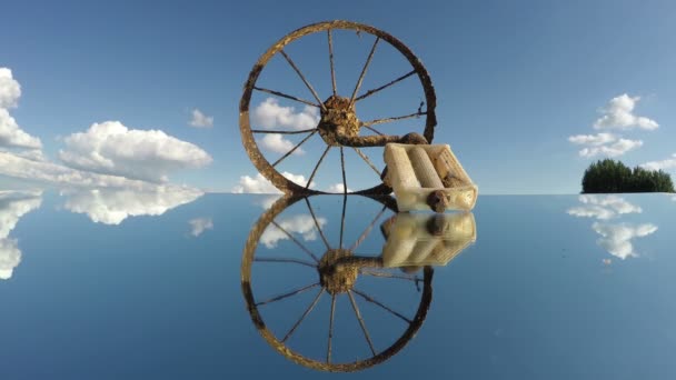 Rueda Juguete Bicicleta Oxidada Vieja Espejo Cielo Nubes Movimiento Lapso — Vídeo de stock