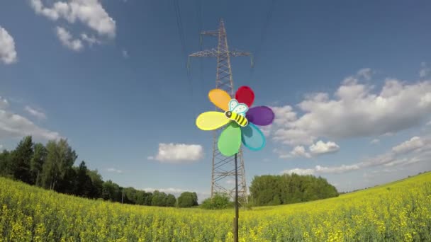 風車グッズ代替エネルギーのシンボル 電気タワー菜種 フィールドに 時間の経過に — ストック動画
