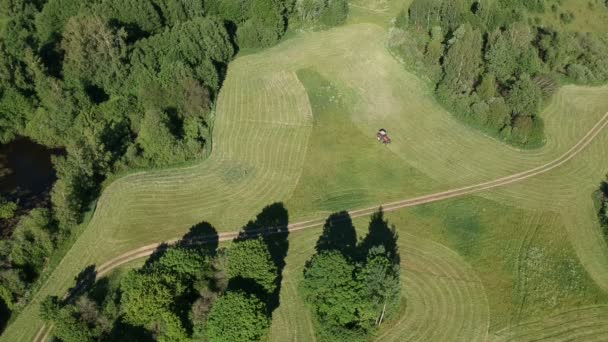 Röd Jordbrukstraktor Klippa Gräs Äng Flygfoto — Stockvideo