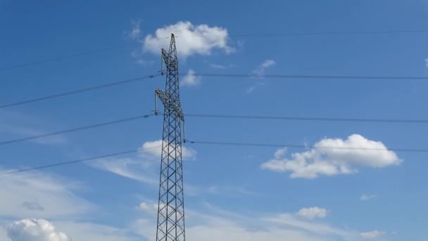 Высокая Электрическая Башня Летние Облака Движутся Небе Время Истекло — стоковое видео