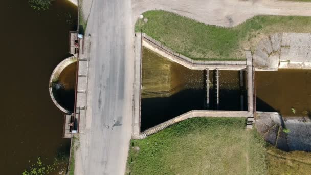 空撮に小さな湖川ダム建設上無人ホバー — ストック動画