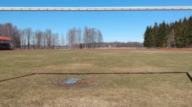 Küçük bir stadyum dron yalak futbol gate civarındaki erken bahar zamanı, havadan görünümü sinek.