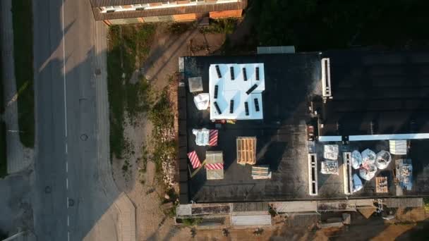 Drone Acima Telhado Velho Edifício Apartamento Cidade Andaime Vista Aérea — Vídeo de Stock