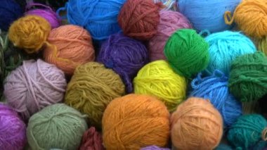 Örgü arka planı için birçok renkli yün toplarını döndürür