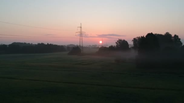 農地での夏の時間の美しい日の出と霧 空の景色 — ストック動画