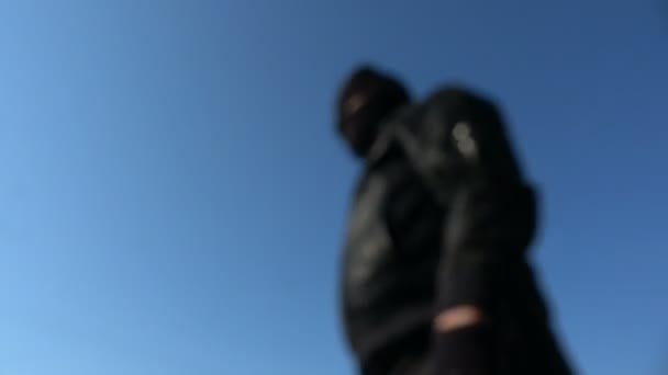 Blur Silueta Gángster Negro Con Pistola Sobre Fondo Azul Cielo — Vídeos de Stock