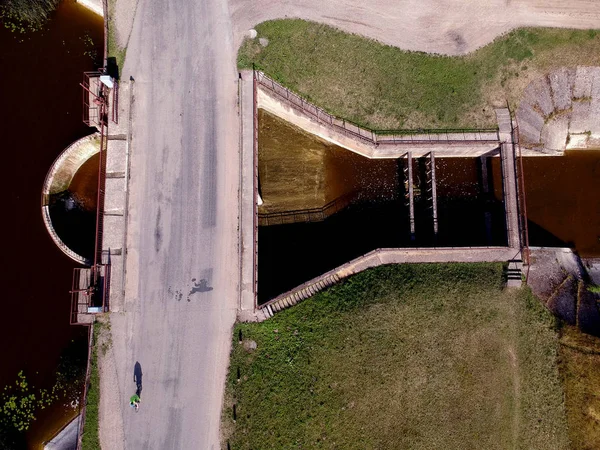 Sommer Flussdamm Mit Kleinem Wasserspritzer Von Drohne Luftaufnahme — Stockfoto