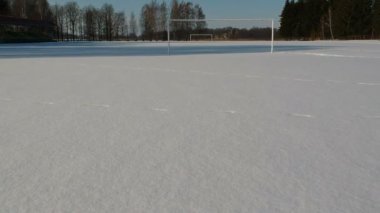 Karlı kış boş Stadyumu dron sinek futbol geçitten, havadan görünümü