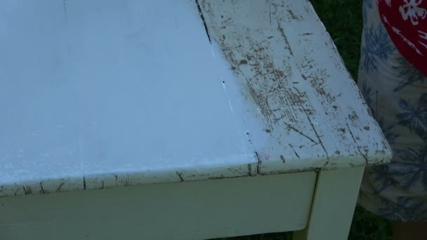 Boya Beyaz Eski Ahşap Masa Yaz Bahçede Kullanılmıştır — Stok video