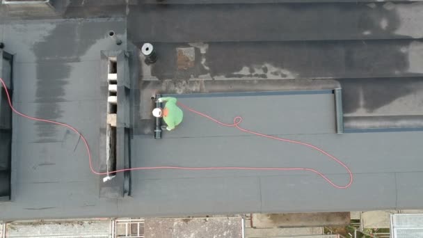 Arbetare Platta Tak Fastställande Tätskikt Material Aerial View — Stockvideo