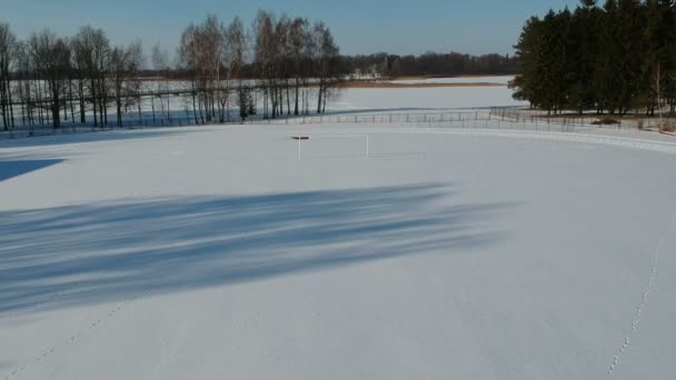 Drone Flyga Över Vinter Snö Täckta Tomma Läktare Fotbollsplan Flygfoto — Stockvideo