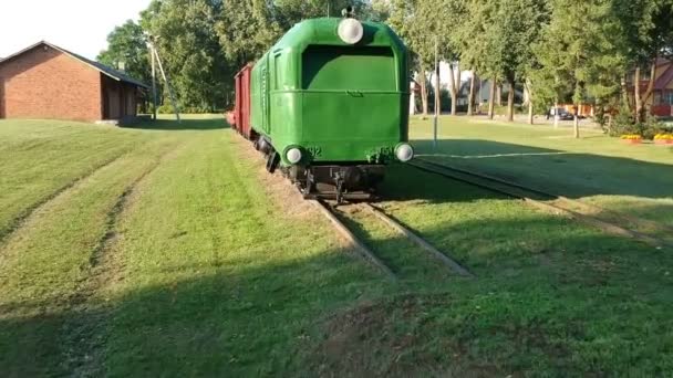 Vintage Trem Bitola Estreita Histórico Estação Ferroviária Abandonada Drone — Vídeo de Stock