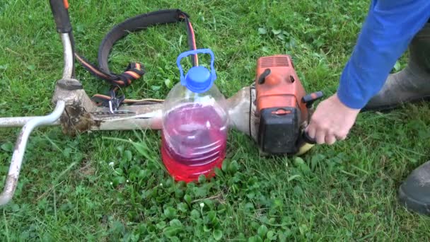 Agricultor Jardinero Verter Gasolina Tanque Cortacésped Trimmer — Vídeo de stock