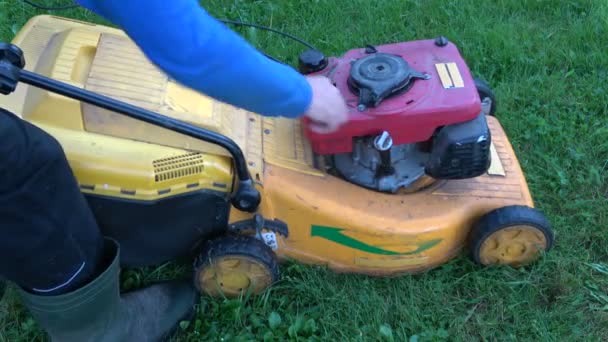 手動で古い芝生芝刈り機 草を刈るを開始の庭師 — ストック動画