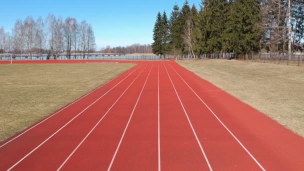 Dron Přeletět Nad Jarním Stadionem Červené Běžecké Tratě Bílými Čárami — Stock video