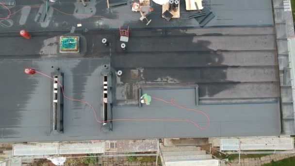 工人修理防水平房屋顶 空中观景 — 图库视频影像