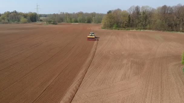 Zemědělský Traktor Výsev Plodin Jarním Poli Letecký Pohled — Stock video