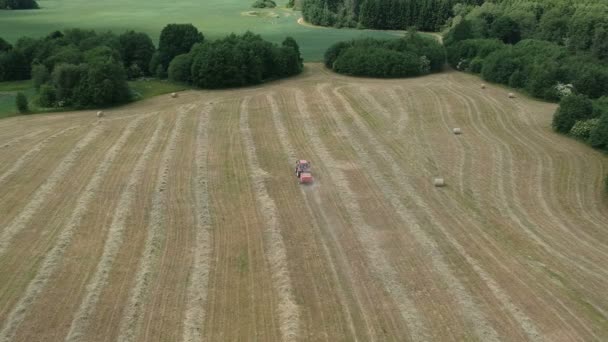 老式拖拉机滚动干干草包在农场草地上 — 图库视频影像