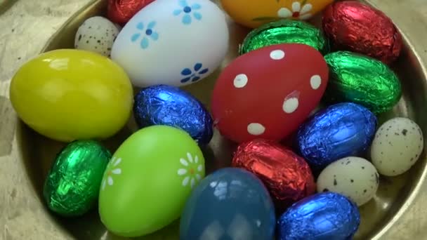 Roterende Messing Plaat Diverse Kleurrijke Eieren Decoratieve Pasen Achtergrond — Stockvideo