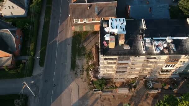 Lapos Ház Javítás Felújítási Anyagok Tetőn Légi Felvétel — Stock videók