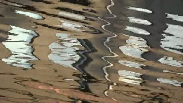 Reflexiones Abstractas Casa Ciudad Ondeando Sobre Agua Del Río — Vídeo de stock