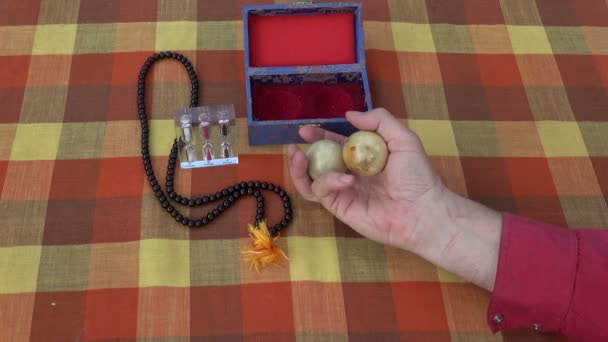 Kinesisk Hand Massage Marmor Bollar Handen Timglas Och Buddhistiskt Radband — Stockvideo